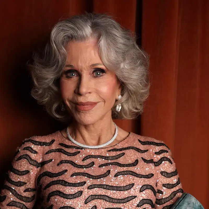 Jane Fonda (87 años) sobre sus cejas: "Desde que me he dejado las canas, para destacar la zona de la mirada, utilizo un tono más oscuro del de mi cana natural"