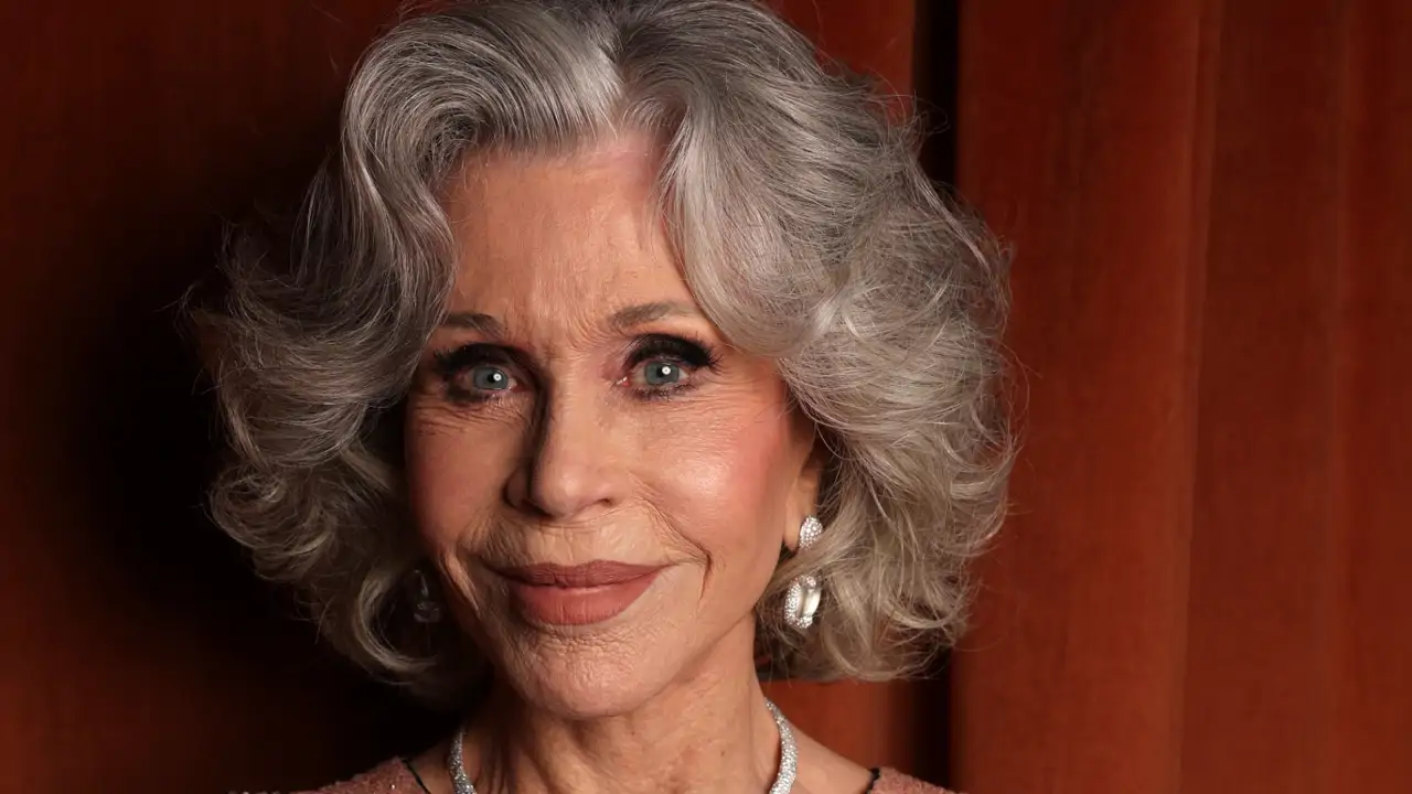 Jane Fonda (87 años) sobre sus cejas: "Desde que me he dejado las canas, para destacar la zona de la mirada, utilizo un tono más oscuro del de mi cana natural"