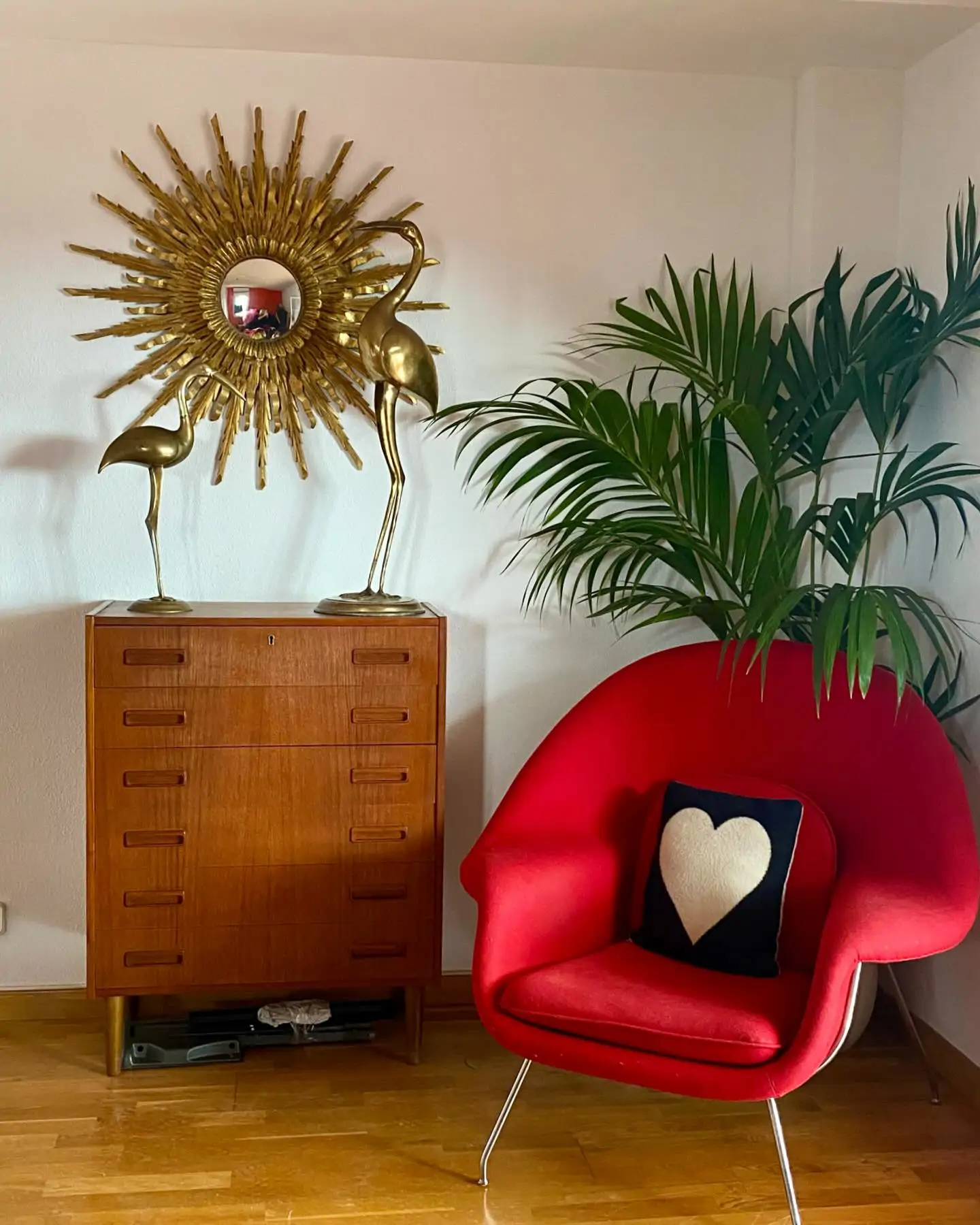 Un rinconcito vintage con sillón rojo