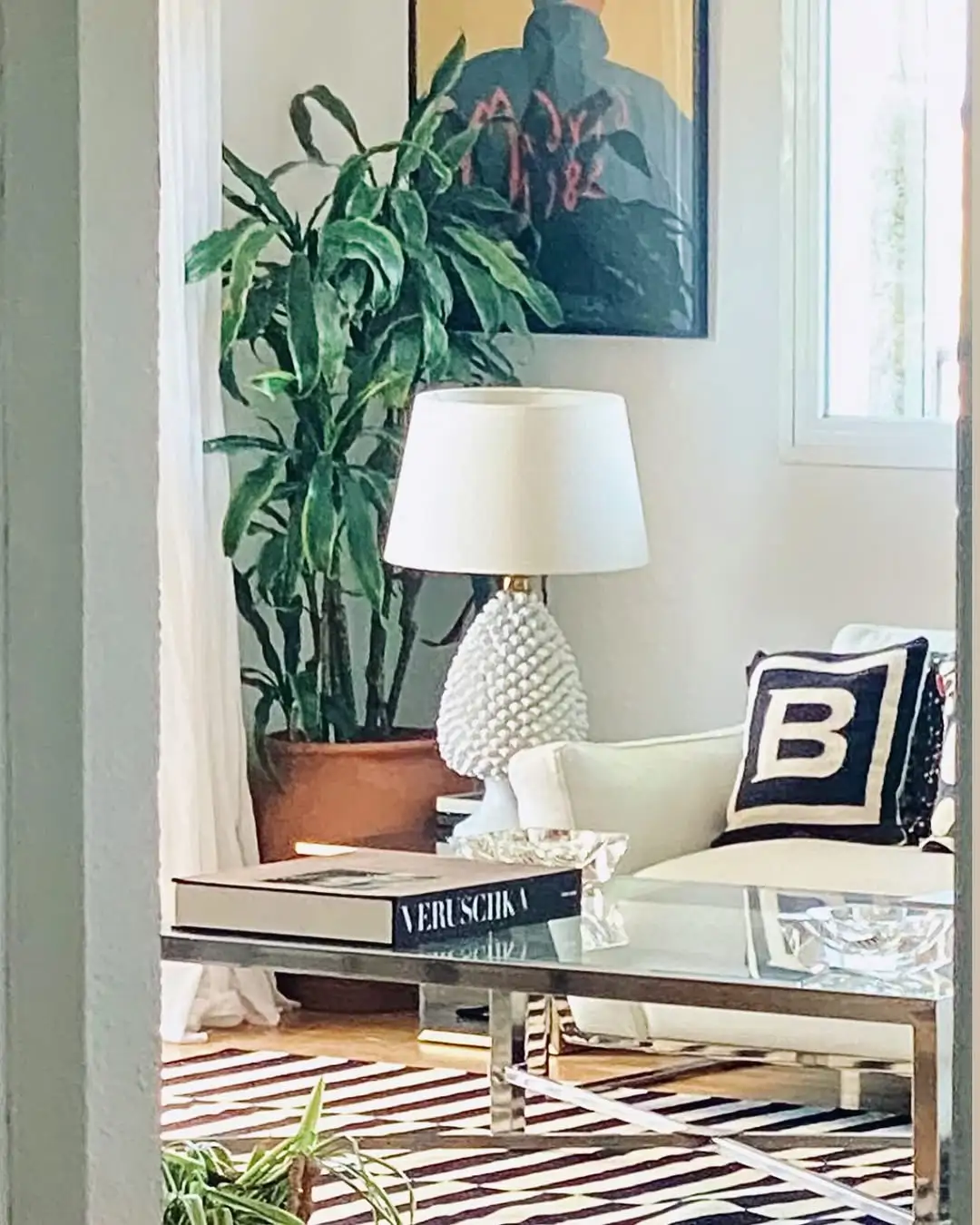 Un salón muy luminoso y con sofá blanco