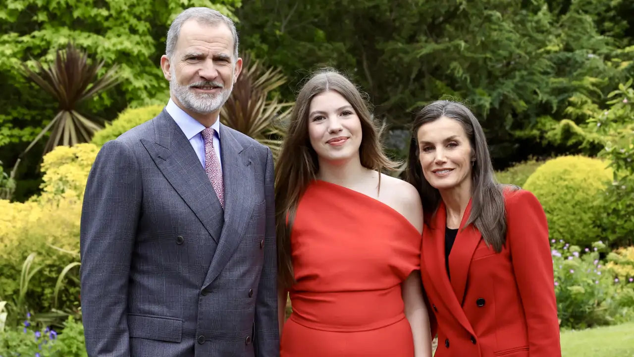 La infanta Sofía, pletórica en su graduación con un mono rojo de Mango a juego con su madre, la reina Letizia