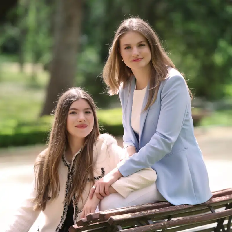 La princesa Leonor y la infanta Sofía, más unidas que nunca: imágenes jamás vistas de su infancia y sus planes tras la graduación