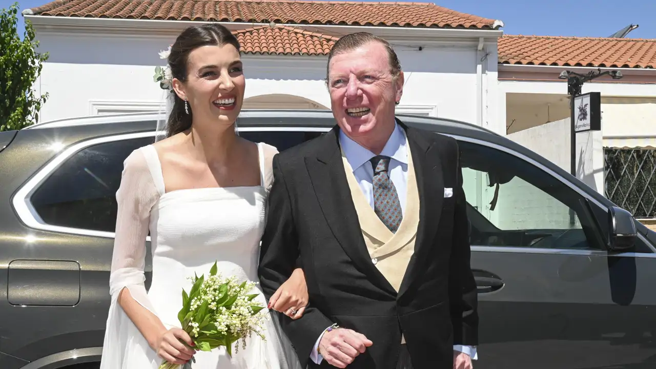 Patricia Cadaval enamora con su vestido de novia en su boda con Pablo Cacace: con transparencias, larga cola y de firma andaluza
