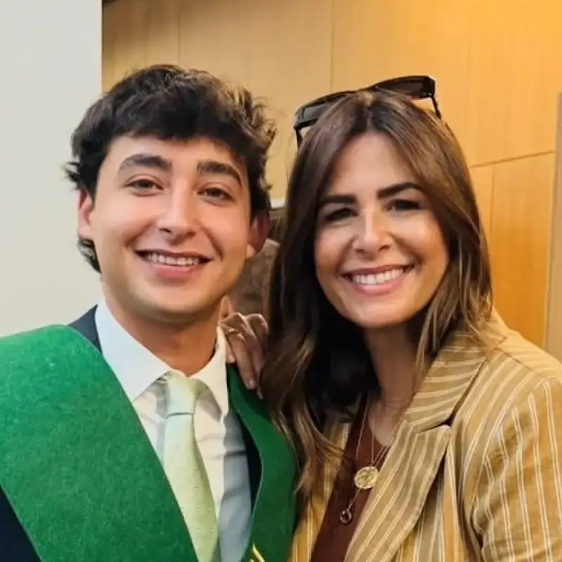 Nuria Roca y Juan del Val, muy orgullosos en la graduación de su hijo tras su vuelta de ‘Supervivientes 2025’