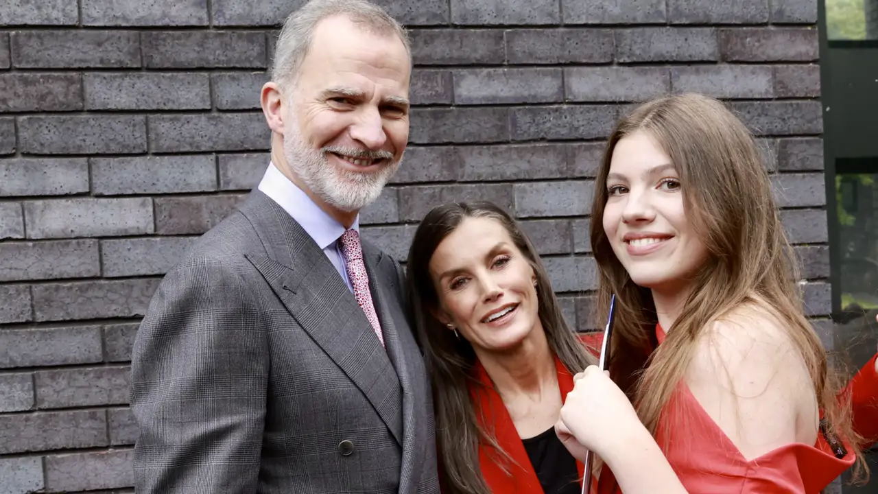 Una experta francesa en Casa Real: "A la espera de revelar su futura carrera universitaria, la infanta Sofía pretende aprovechar el próximo regreso de su hermana Leonor tras meses separadas"