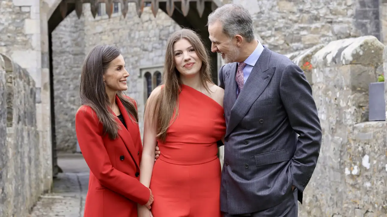 Mango agota, en dos días, el mono rojo de escote asimétrico que la infanta Sofía lució en su graduación: elegante, fresquito y por 49€