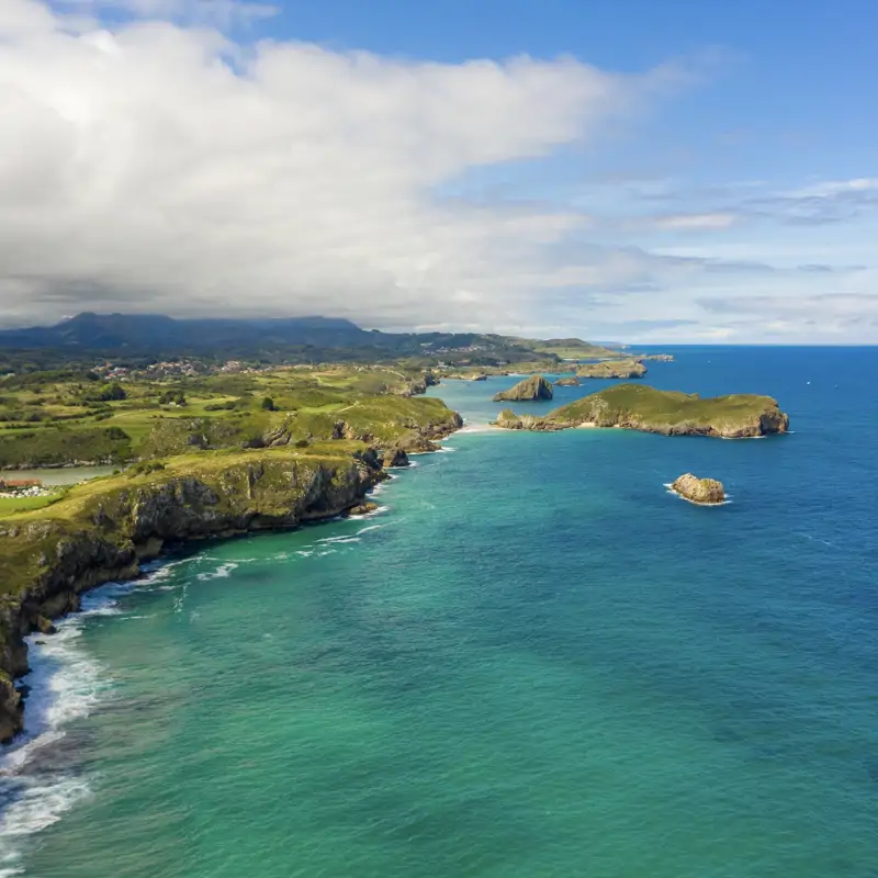 Parece Irlanda pero es Asturias: la 'Isla Esmeralda' es un paraíso secreto donde cada playa, acantilado y sendero invita a perderse 