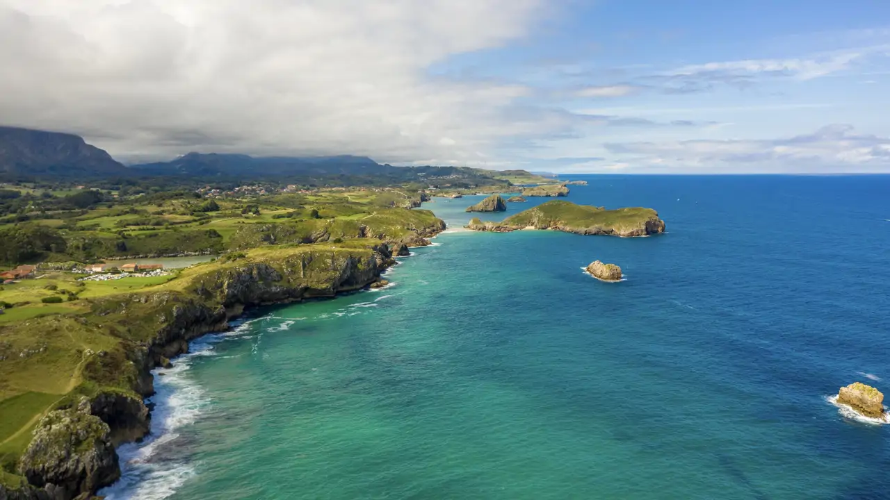 Parece Irlanda pero es Asturias: la 'Isla Esmeralda' es un paraíso secreto donde cada playa, acantilado y sendero invita a perderse 