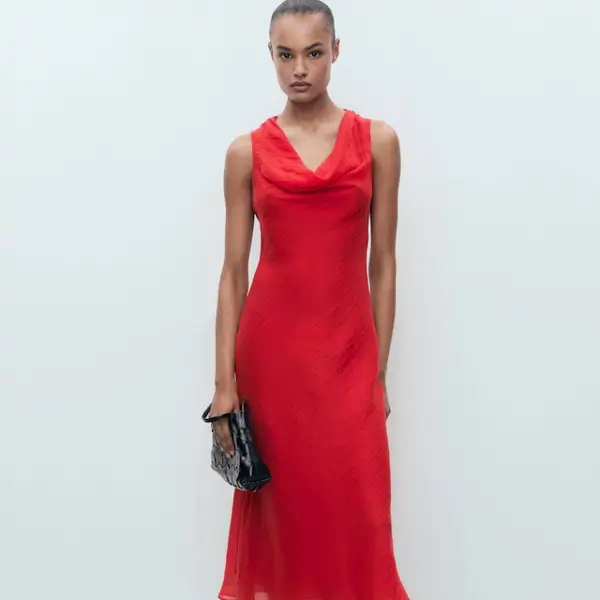 Vestido con cuello fluido