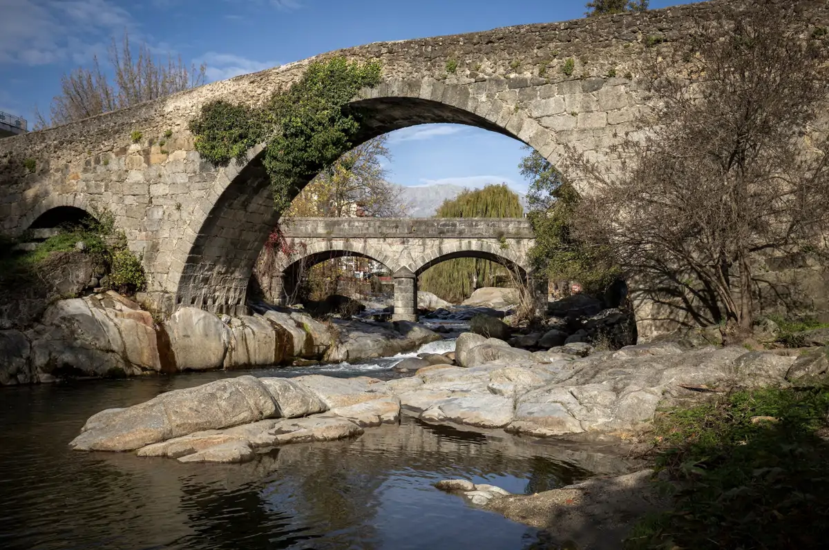 Vista del puente medieval Aquelcabos sobre el río Arenal en Arenas de San Pedro, Ávila
