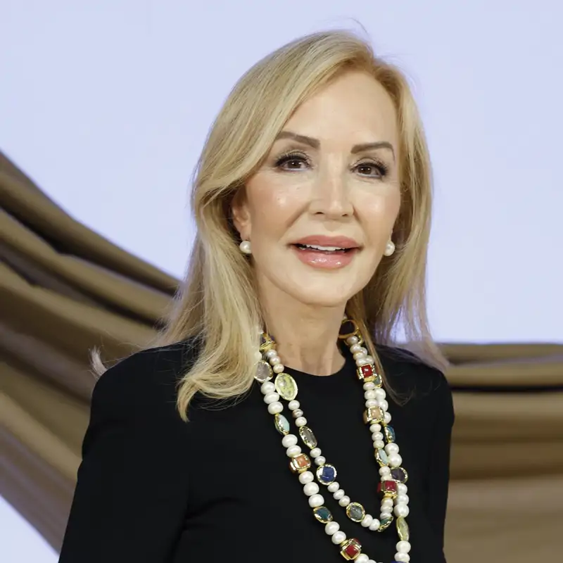 La crema antiflacidez con retinol que Carmen Lomana (76 años) usa para reafirmar: "La aplico donde más lo necesito, en brazos, escote, muslos, rodillas..."