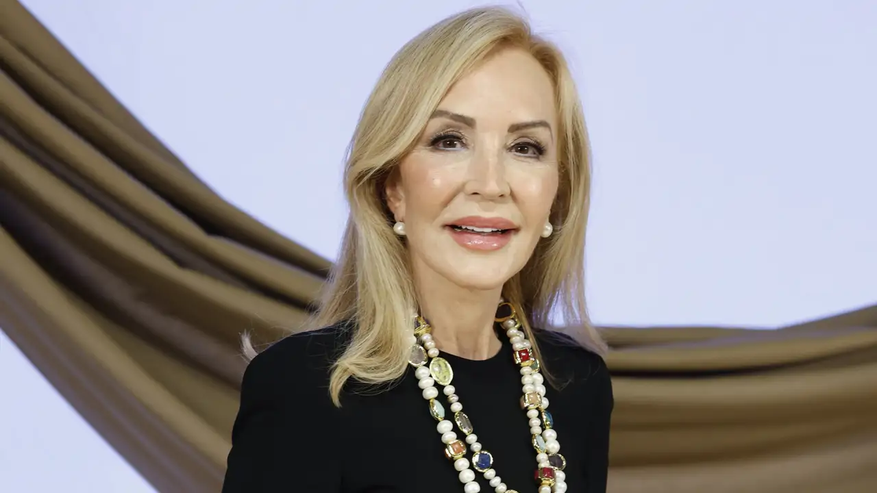 La crema antiflacidez con retinol que Carmen Lomana (76 años) usa para reafirmar: "La aplico donde más lo necesito, en brazos, escote, muslos, rodillas..."