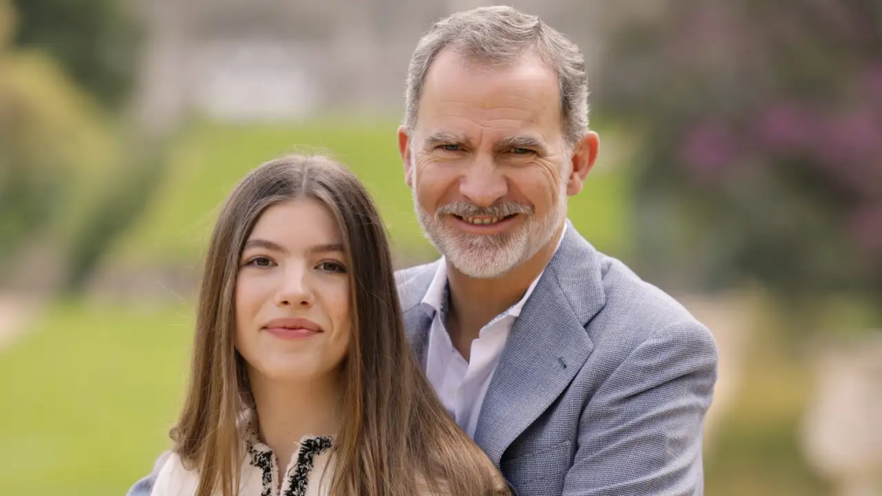 Una psicóloga, sobre el papel del rey Felipe como padre: "Preserva la individualidad de sus hijas para que brillen. No quiere eclipsarlas y refuerza su identidad en Leonor y Sofía"