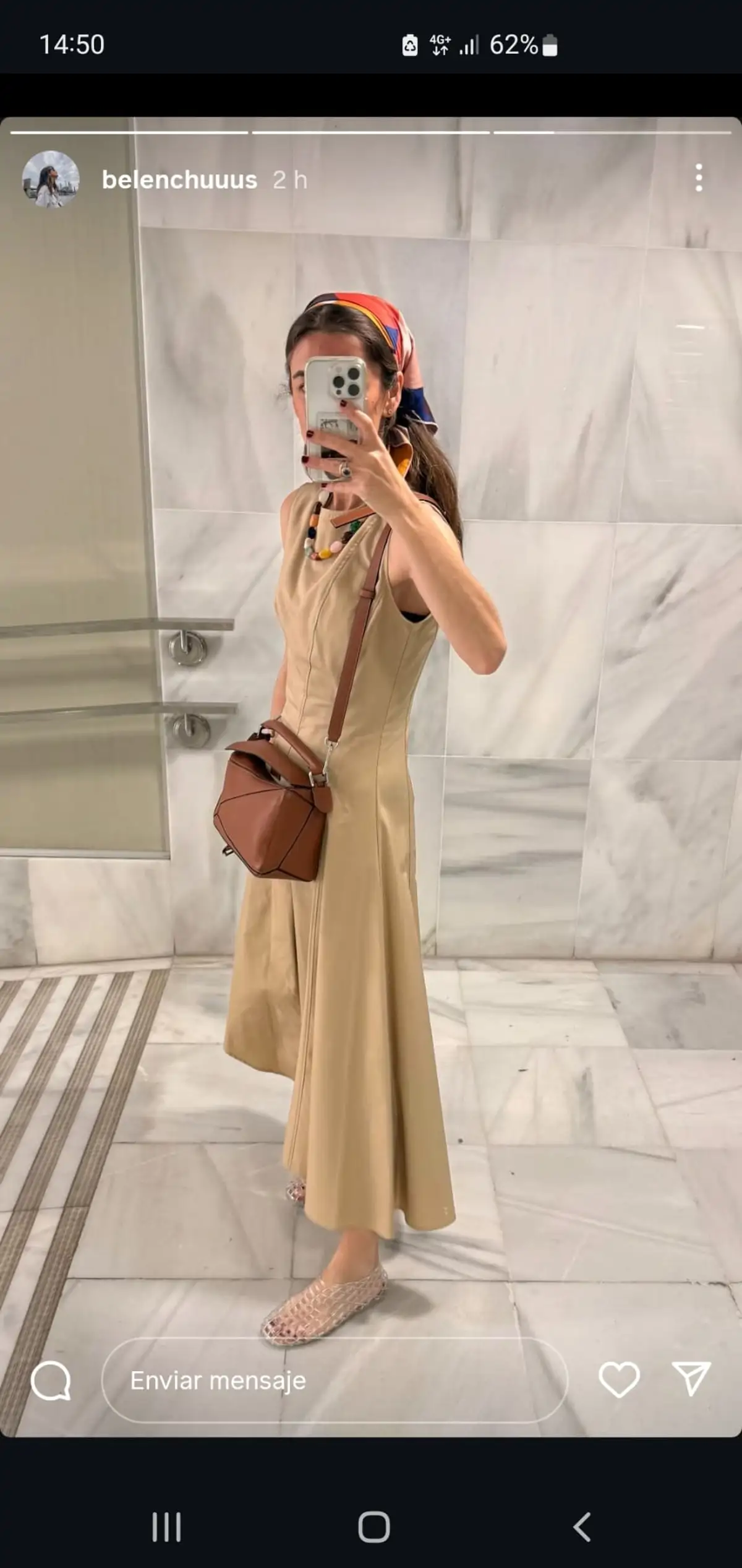Look con bailarinas de goma y rejilla.