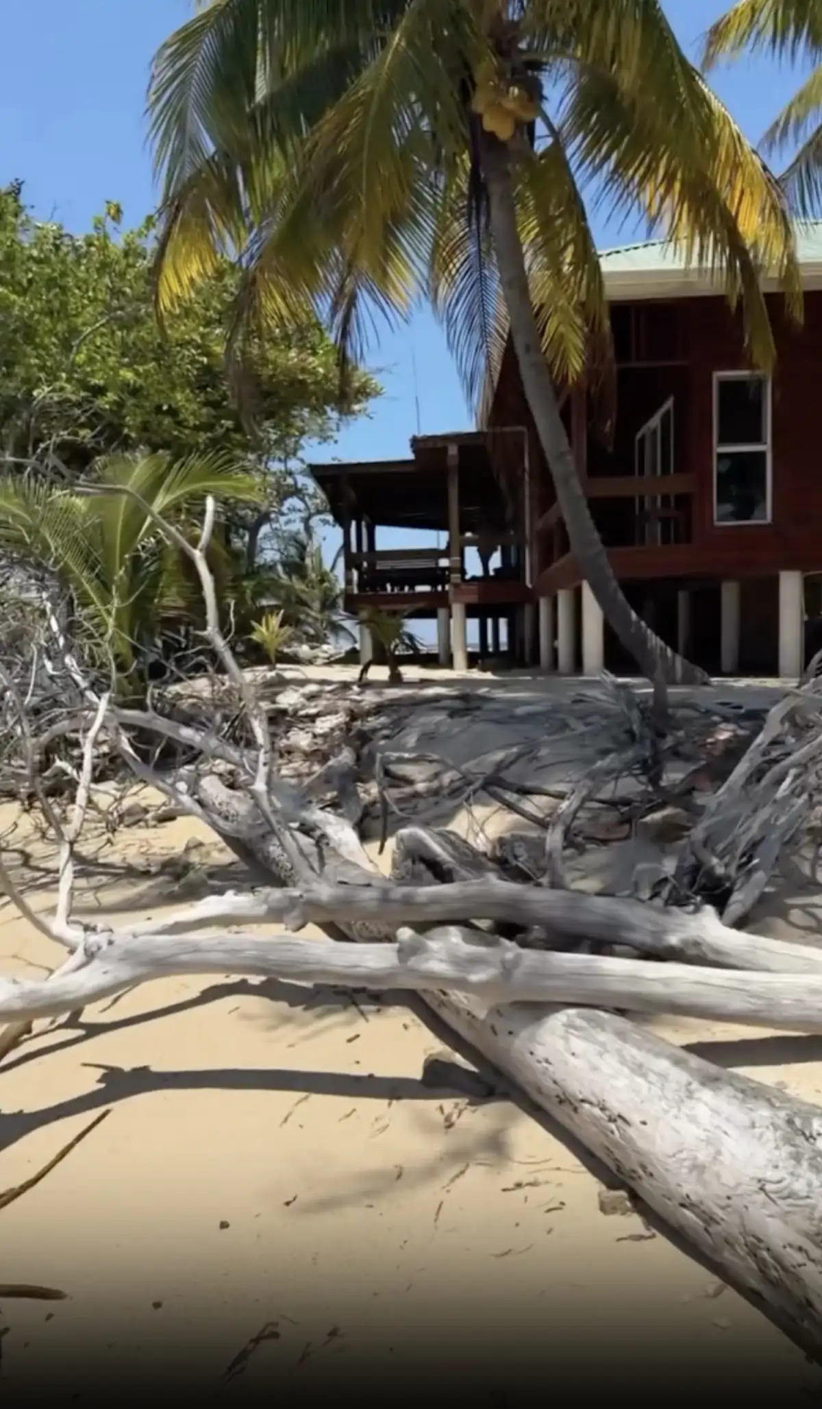 Una cabañita de madera en la arena de la playa