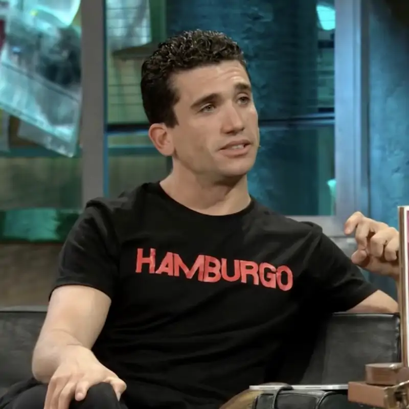 Jaime Lorente anuncia en 'La Revuelta' que se casa con su novia, Marta Goenaga