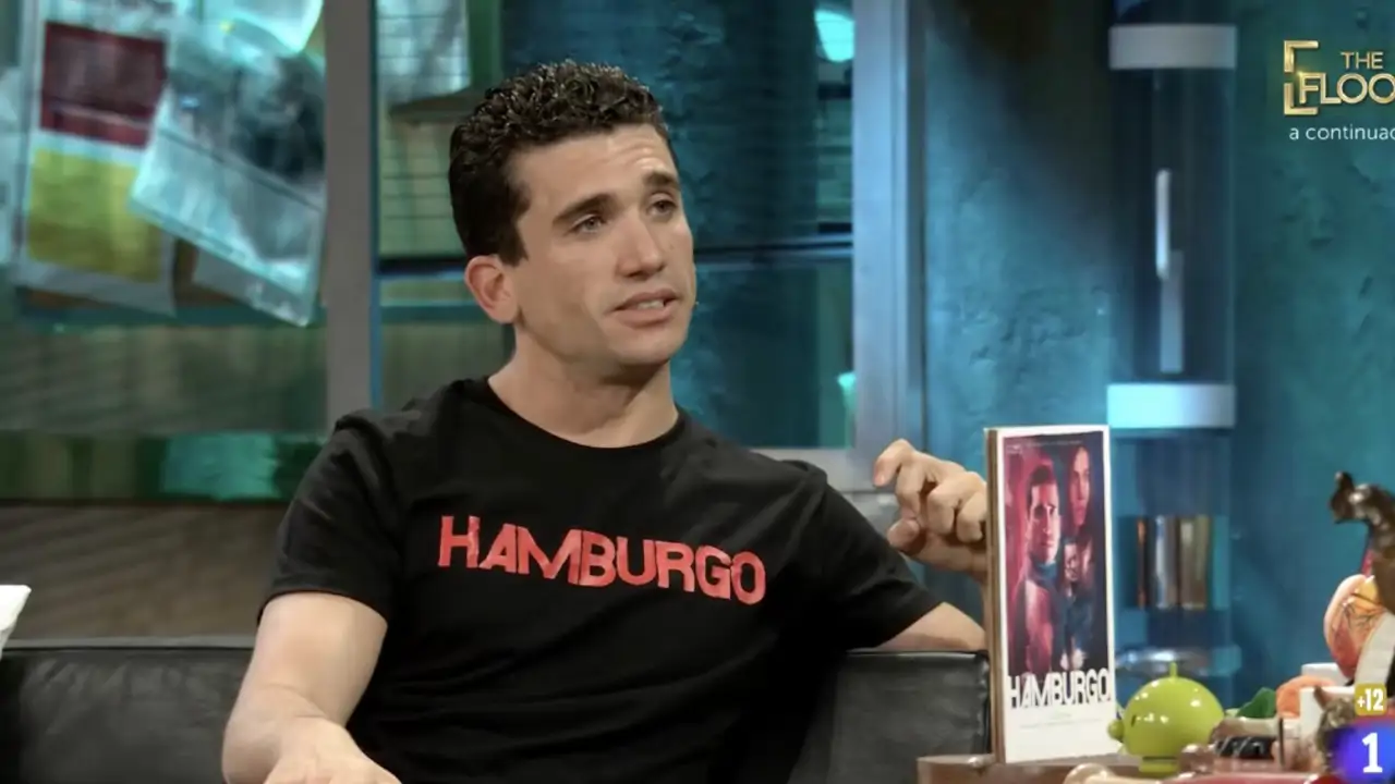 Jaime Lorente anuncia en 'La Revuelta' que se casa con su novia, Marta Goenaga