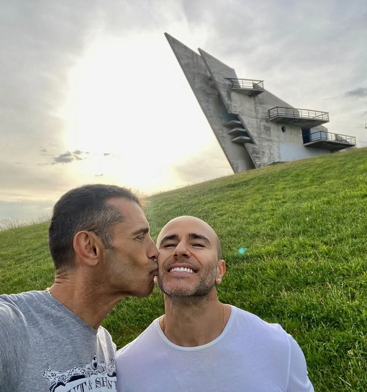 Jesús Vázquez dedica a Roberto Cortés el mensaje más romántico por su 21 aniversario