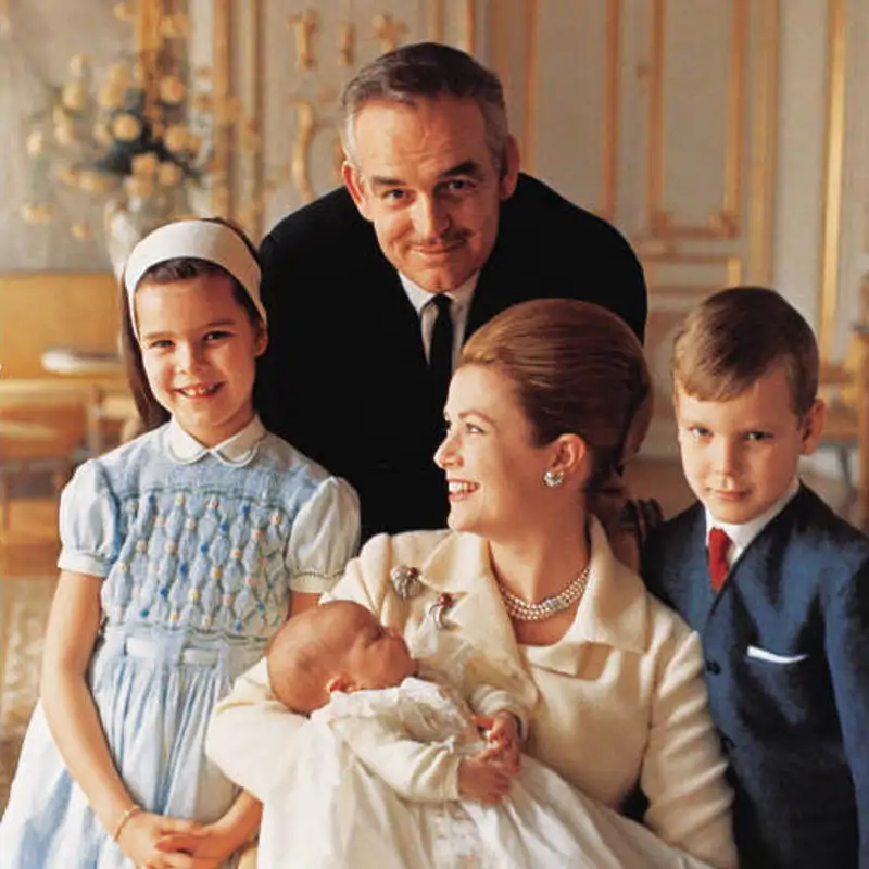 Así habló Grace Kelly para la revista Lecturas: “No soy la mejor cocinera del mundo, pero me divierte preparar tartas de frutas. Los niños se las comen muy a gusto”