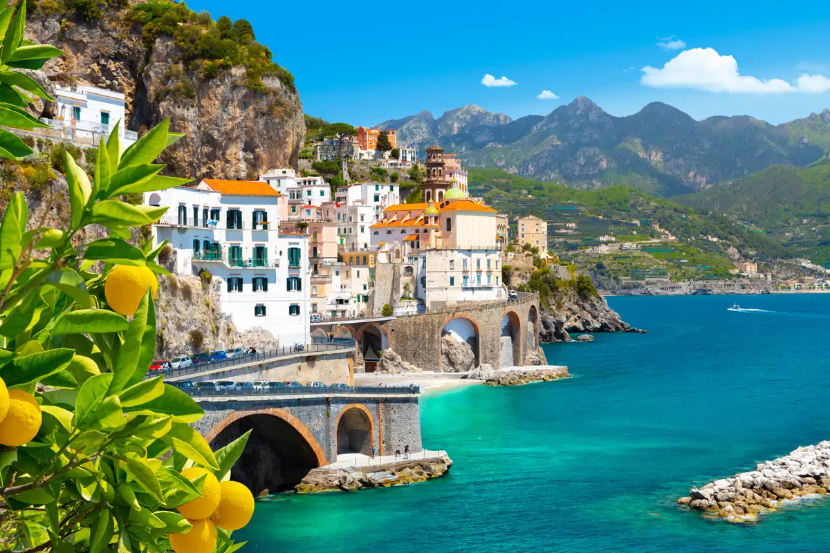 Hermosa vista de Amalfi en la costa mediterránea (Italia)
