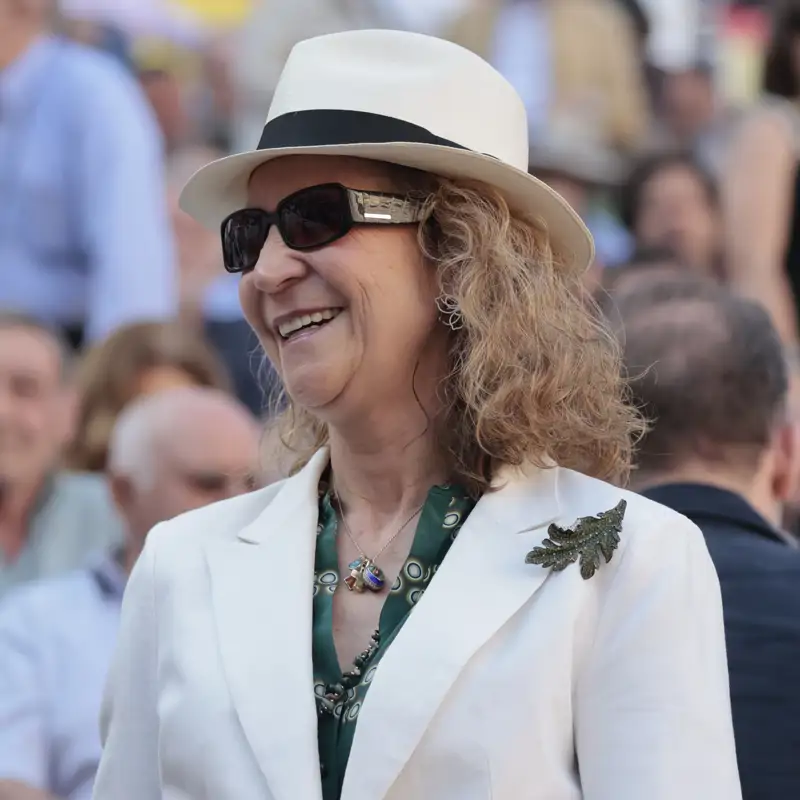 La Infanta Elena inspira a las +50 elegantes con el conjunto de camisa blanca y americana perfecto para ir a la oficina en primavera