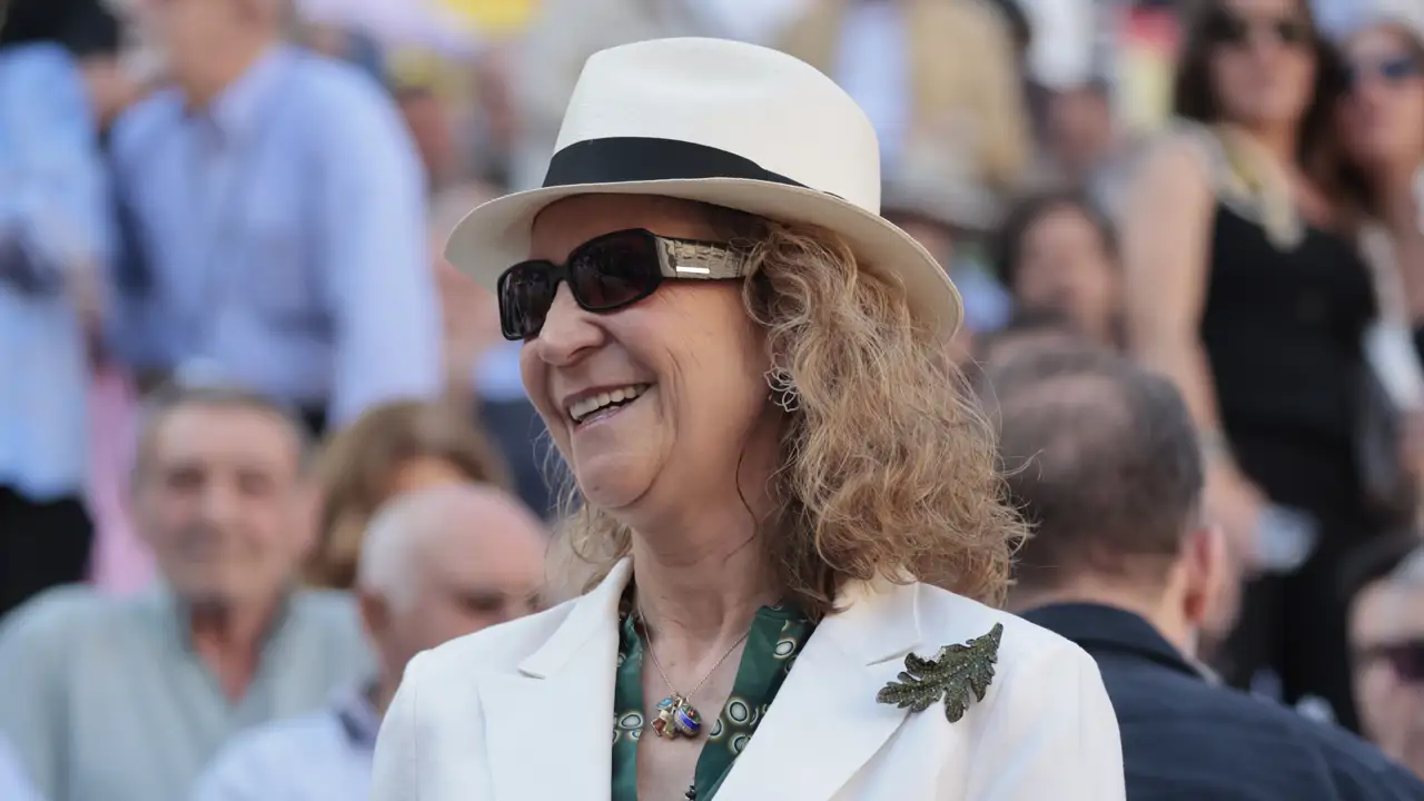 La Infanta Elena inspira a las +50 elegantes con el conjunto de camisa blanca y americana perfecto para ir a la oficina en primavera
