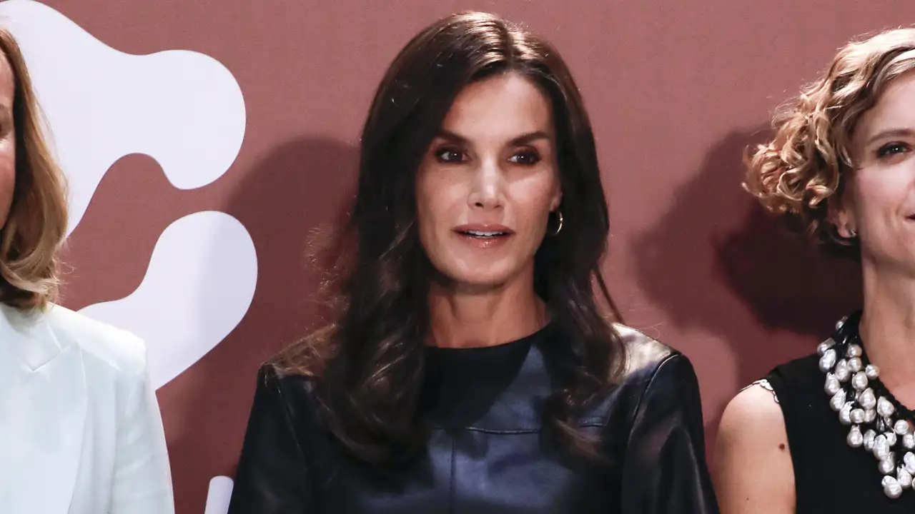 La reina Letizia se va al teatro con el total look negro más moderno: top de cuero, mezcla de texturas y pantalones que estilizan la figura
