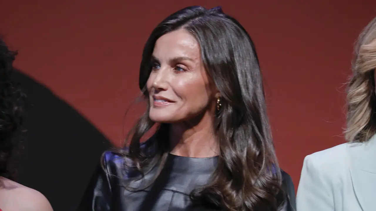 La reina Letizia se va al teatro con el total look negro más moderno: top de cuero, mezcla de texturas y pantalones que estilizan la figura