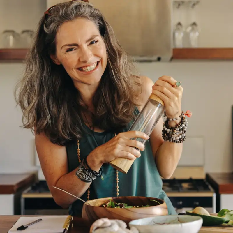 Buenas noticias para las mujeres +60: para perder barriga en menopausia no hay que pasar hambre ni hacer cien abdominales al día