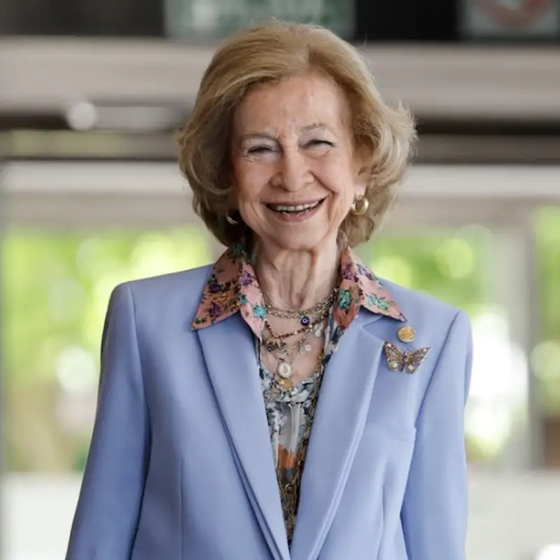 La reina Sofía estrena la blazer oversize más fresca y juvenil, ideal para combinar con pantalones blancos: el mix más fácil y elegante en mujeres +60