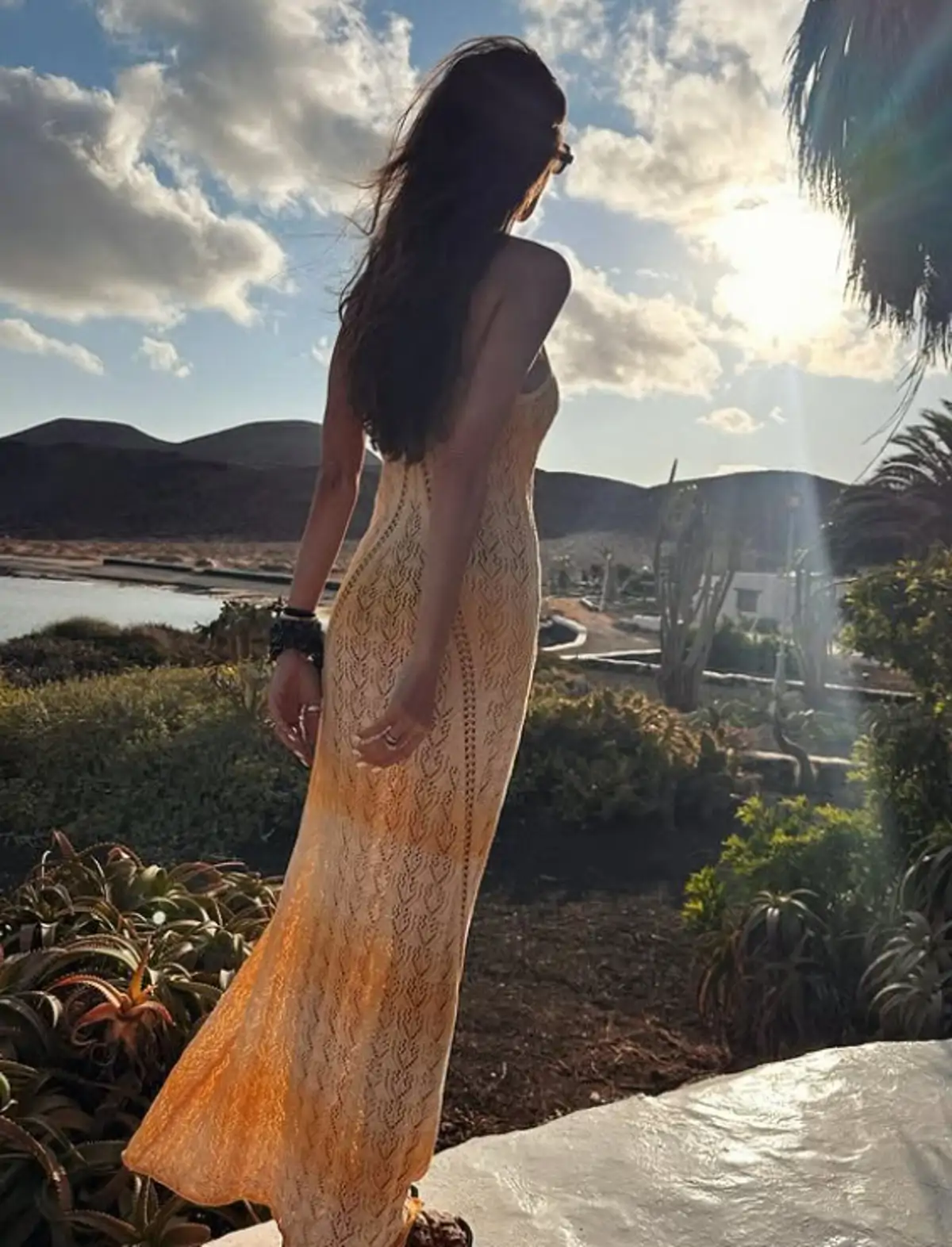 Sara Carbonero con un vestido de punto calado.