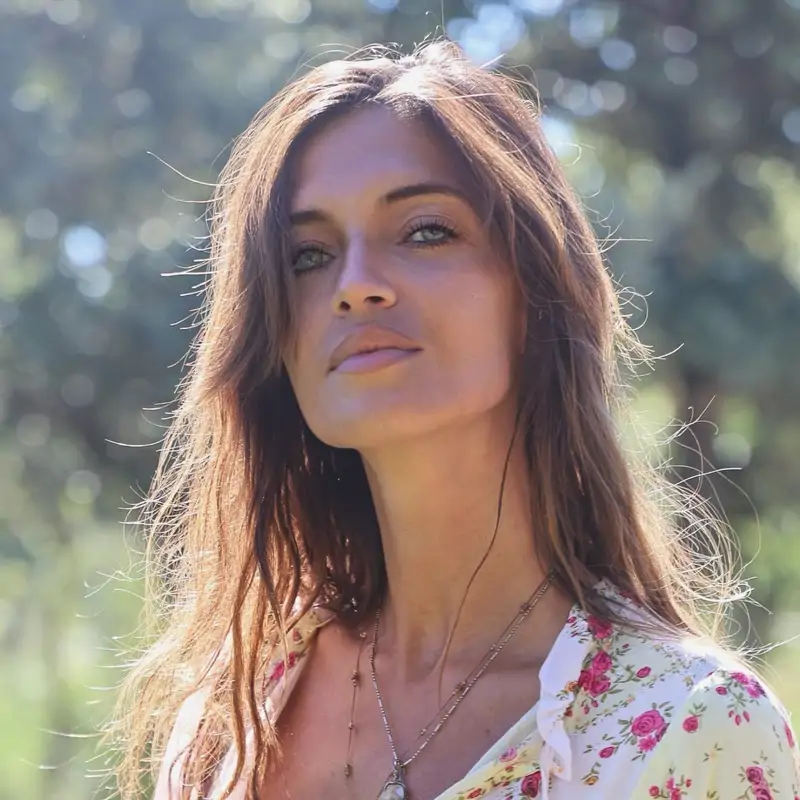 Sara Carbonero luce el vestido calado de estilo boho y en el color tendencia que derrocha estilo en los días de calor