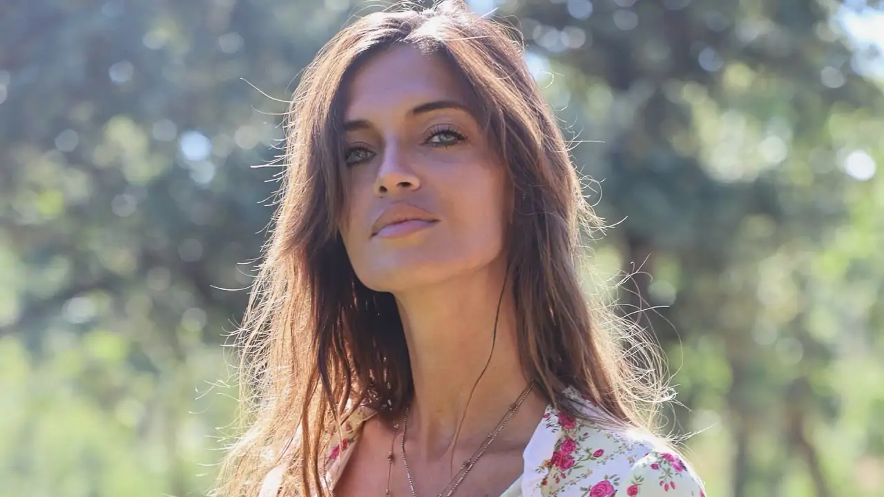 Sara Carbonero luce el vestido calado de estilo boho y en el color tendencia que derrocha estilo en los días de calor