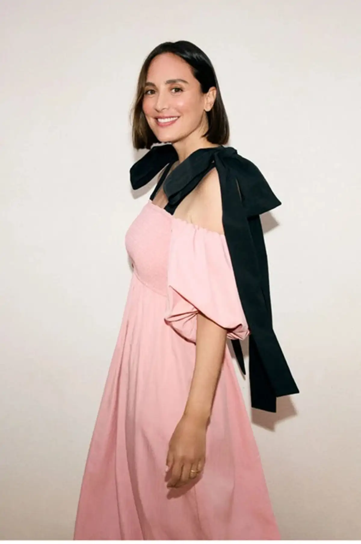 Tamara Falcó con un vestido rosa con lazadas de su firma TFP by Tamara Falcó.