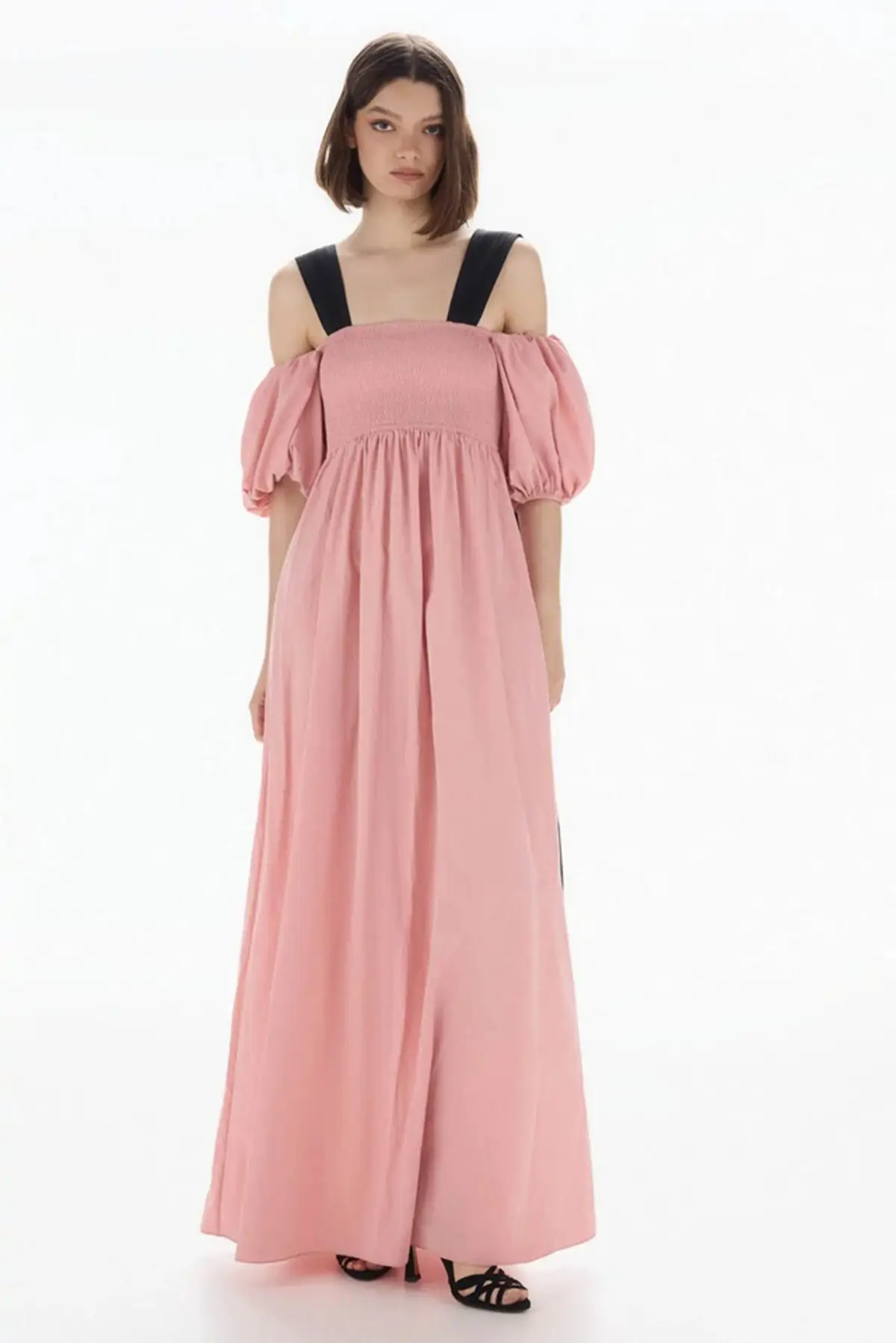 Vestido rosa con lazos de TFP by Tamara Falcó.