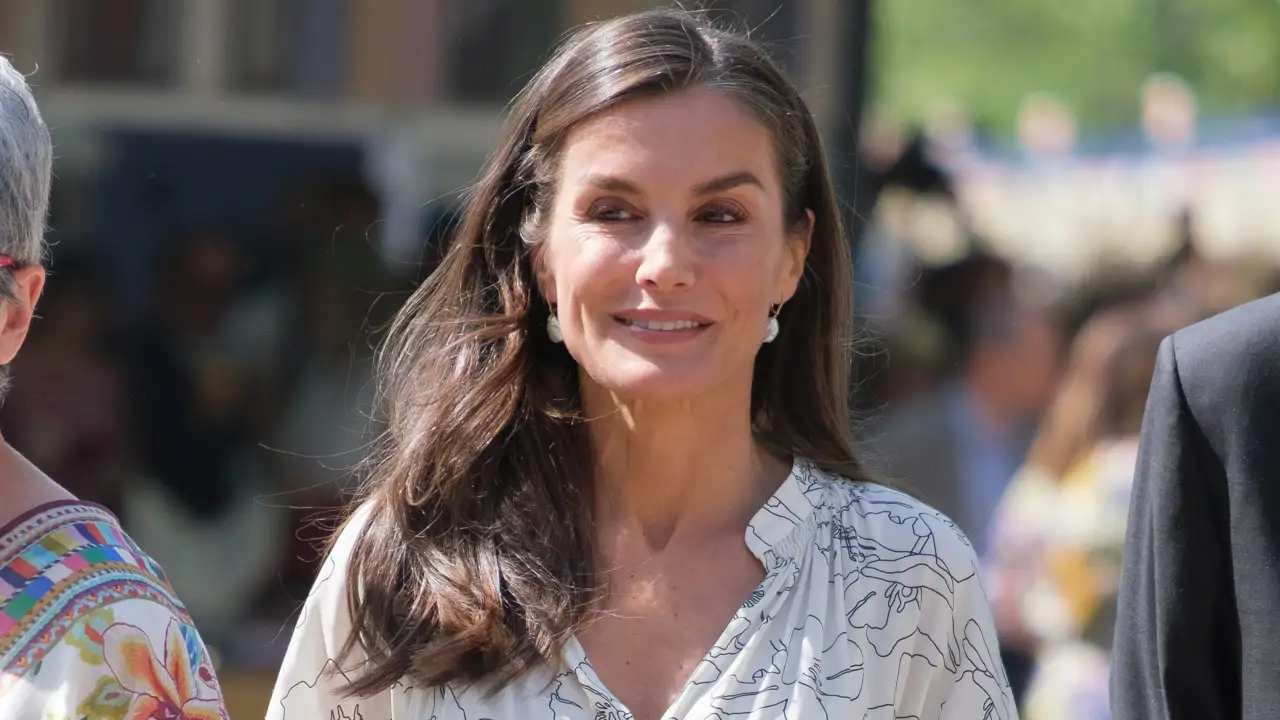Letizia recupera su pasión por el periodismo: la inesperada entrevista que ha realizado en la Feria del Libro de Madrid