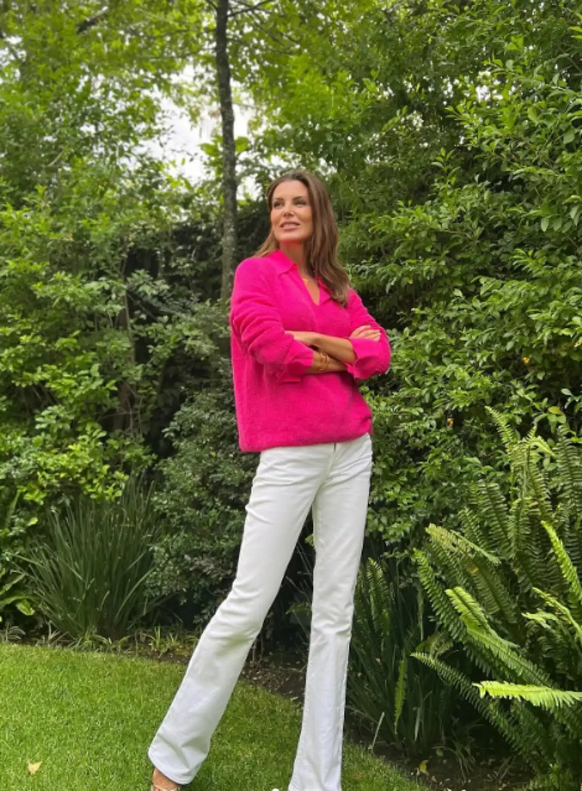 Mar Flores con jeans blancos y polera rosa.