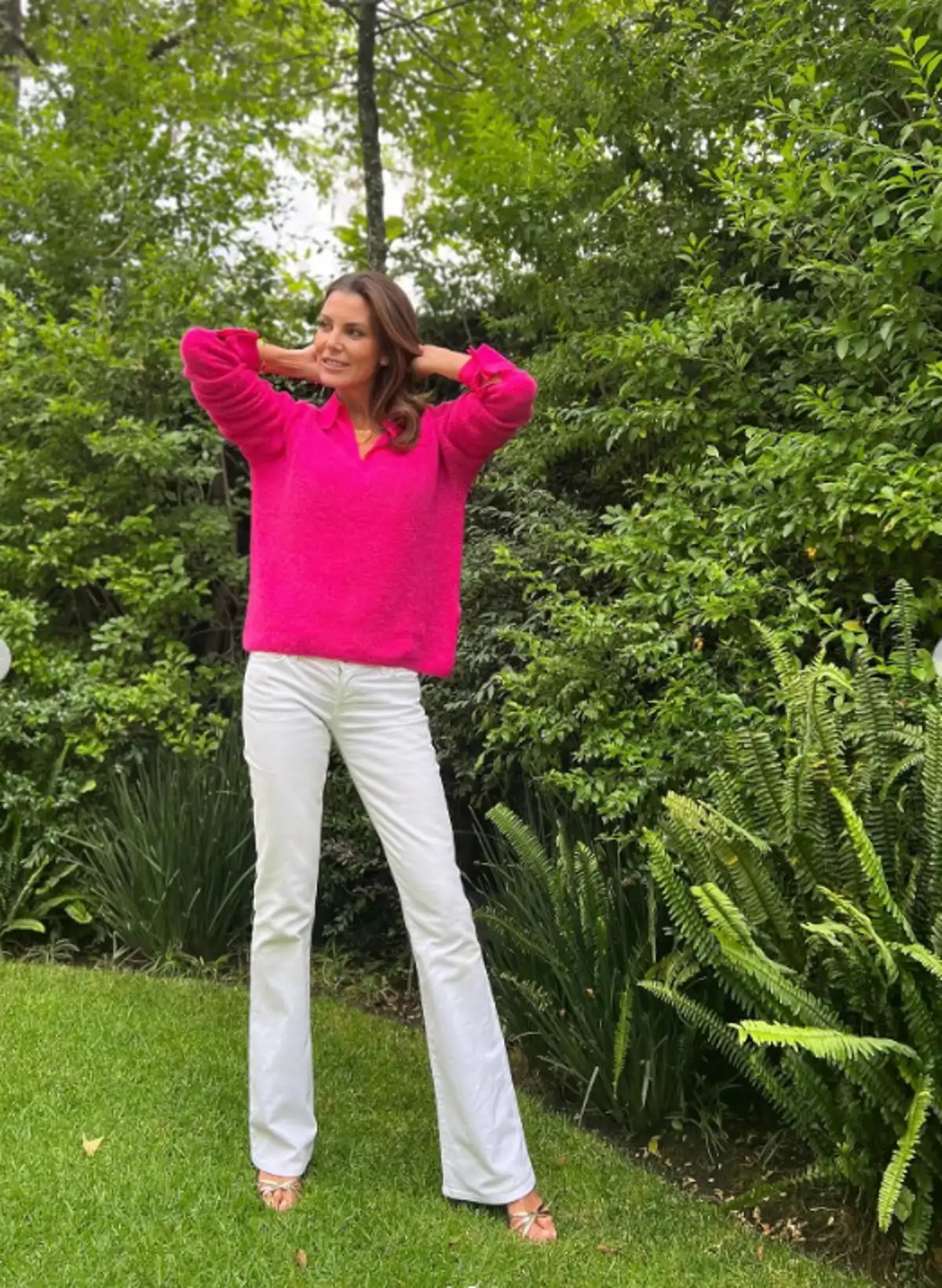 Mar Flores con vaqueros blancos y polera fucsia.