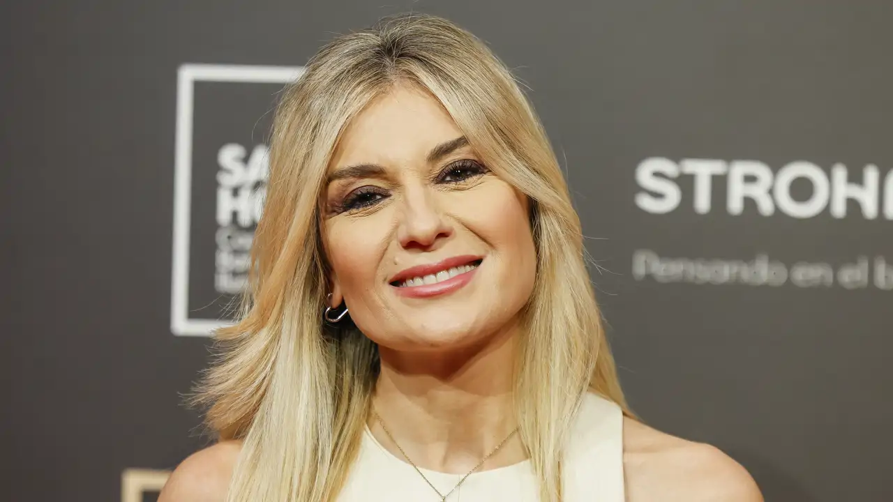 Sandra Golpe se adelanta al verano con este vestido sueltecito que las mujeres más elegantes ya guardan en su armario 