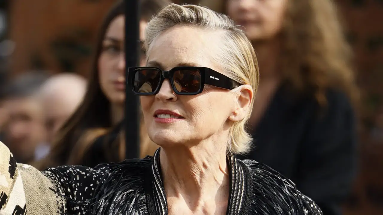 Javier Mateo, peluquero, sobre las canas de Sharon Stone (62 años): "Su corte de pelo corto es perfecto para llevarlas porque da un aspecto fresco, moderno y elegante"
