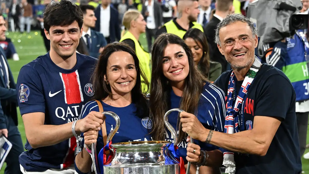 Luis Enrique con su mujer y sus hijos