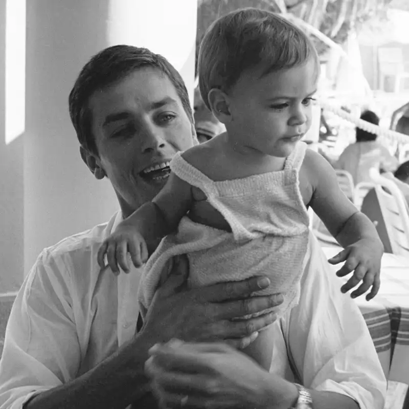 Alain Delon publicó, en exclusiva, sus memorias en Lecturas: "Cuando tengo a mi hijo para mí solo, me siento feliz. Duerme conmigo y me levanto pronto para darle el desayuno y llevarlo al colegio”