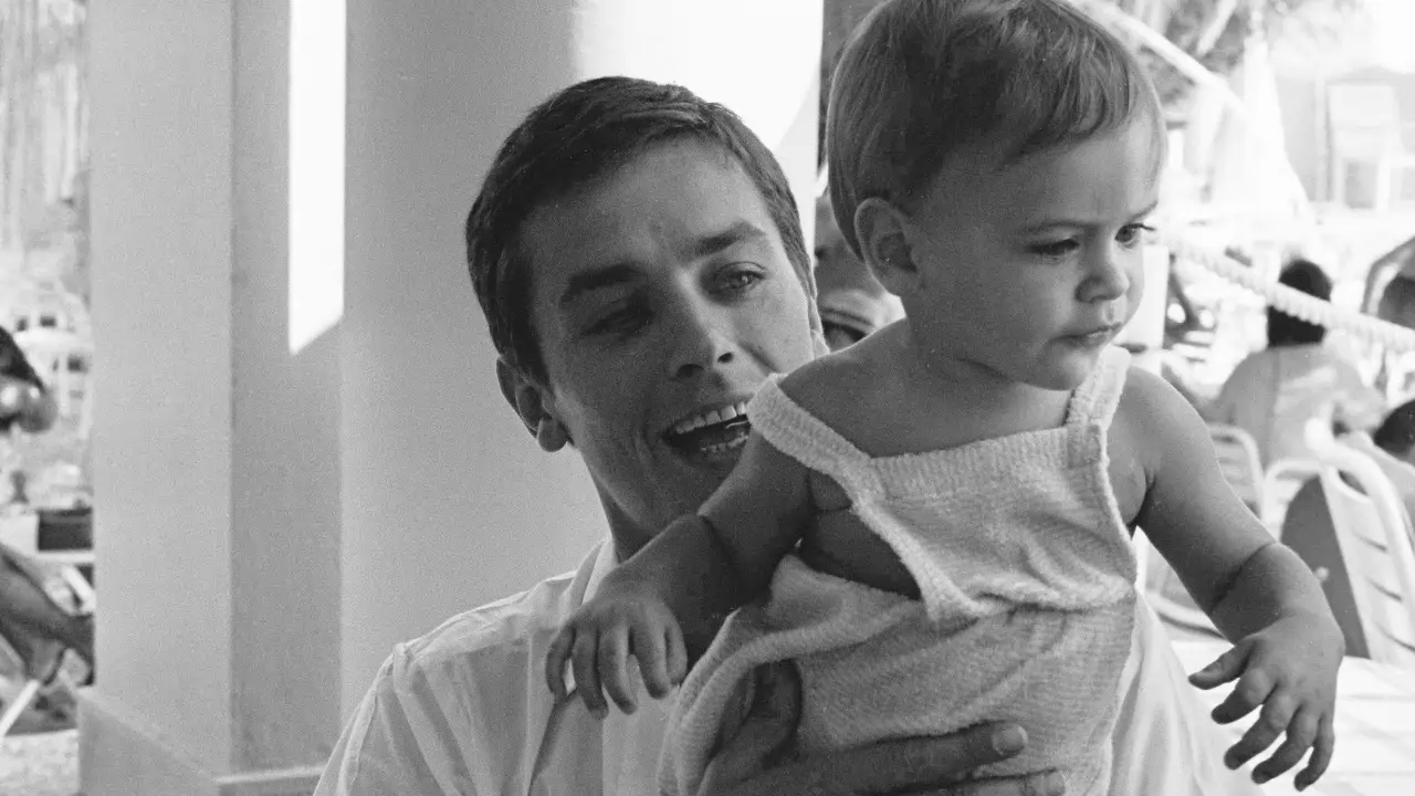 Alain Delon publicó, en exclusiva, sus memorias en Lecturas: "Cuando tengo a mi hijo para mí solo, me siento feliz. Duerme conmigo y me levanto pronto para darle el desayuno y llevarlo al colegio”