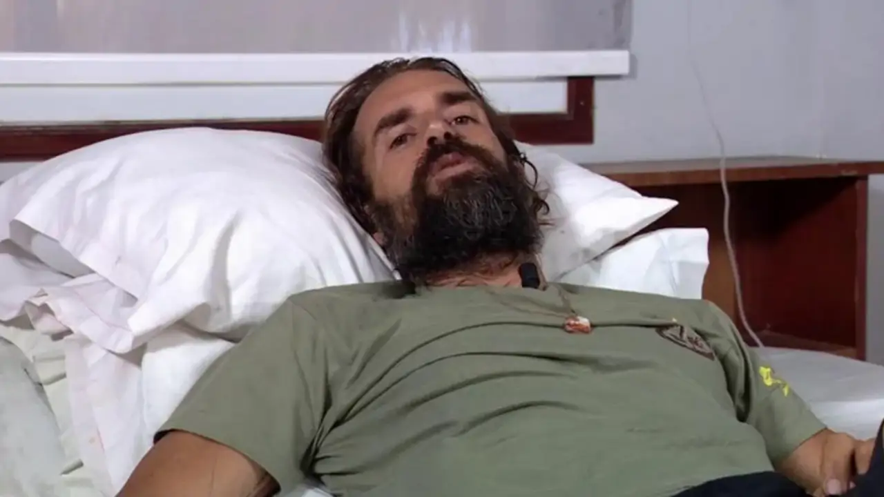 El equipo de ‘Supervivientes 2025’ contiene la respiración tras el aparatoso accidente de Álex Adrover en directo: "Su continuidad en el programa..."