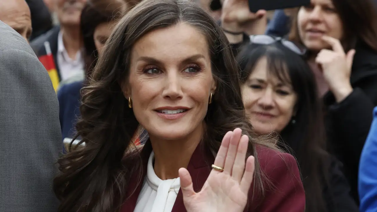 El frío de Palencia obliga a la reina Letizia a recuperar su traje favorito: elegante, atemporal y del color más buscado y favorecedor de la primavera
