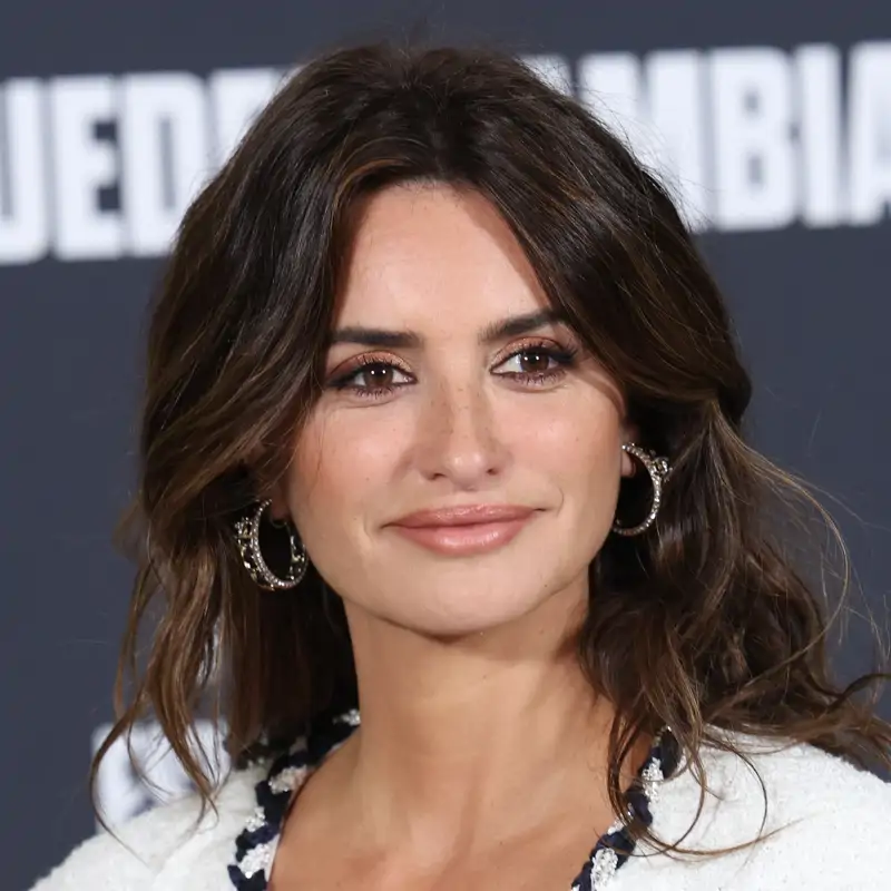 Penélope Cruz (51 años) sobre su pelo: “Lo mantengo natural. Si tengo un bad hair day, lo hago aún más desordenado con un poco de champú seco para darle volumen”