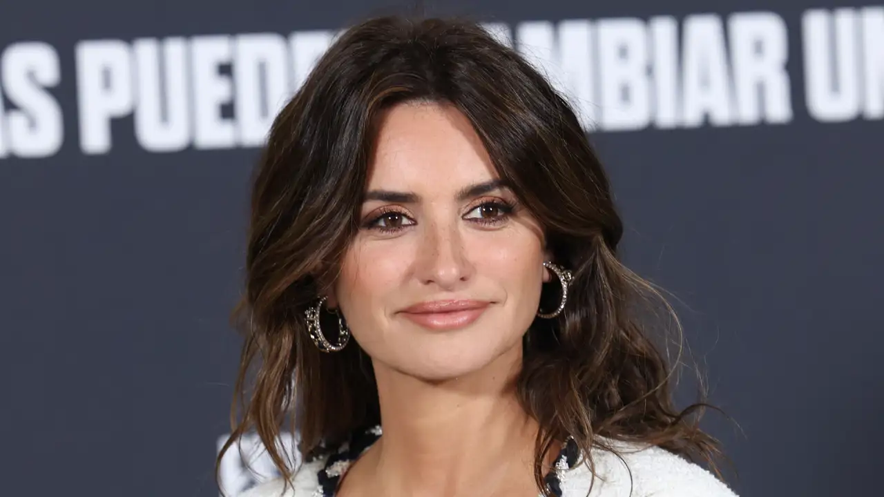Penélope Cruz (51 años) sobre su pelo: “Lo mantengo natural. Si tengo un bad hair day, lo hago aún más desordenado con un poco de champú seco para darle volumen”
