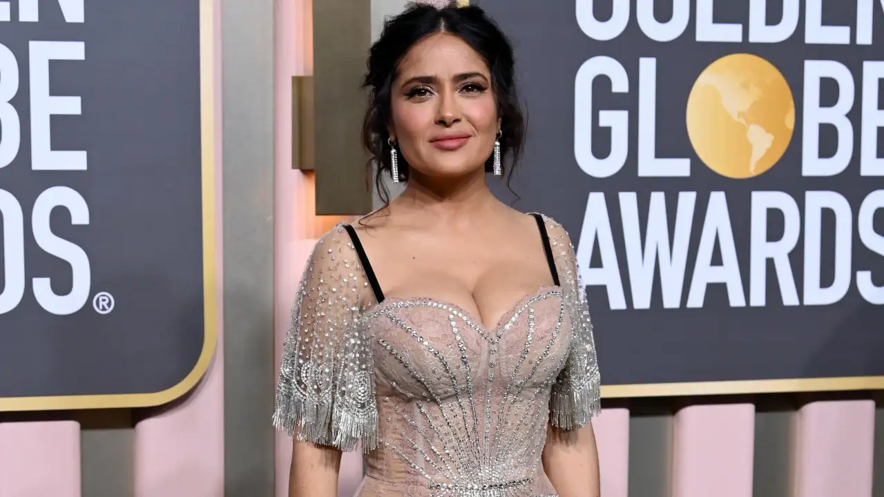 Salma Hayek (58 años) sobre sus canas: “A veces me las tiño con máscara de pestañas, así no tengo que pintarme el pelo cada tres semanas”