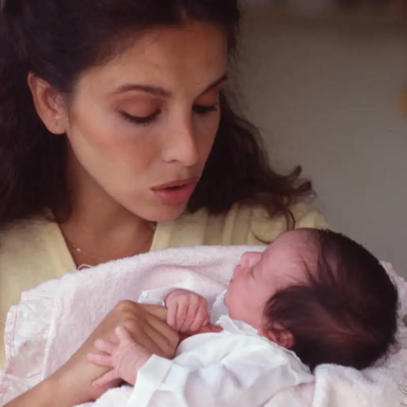 Así presentó Ana Belén, en la revista Lecturas, a su primer hijo: "Mi bebé es como un juguete, estaría todo el día mirándolo"