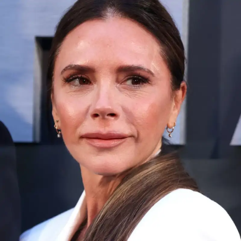 Victoria Beckham (51 años) sobre su truco para tener la barriga plana: "de esto un shot al día en ayunas"